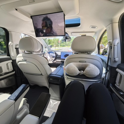 7-seat luxury MPV interior with captain chairs