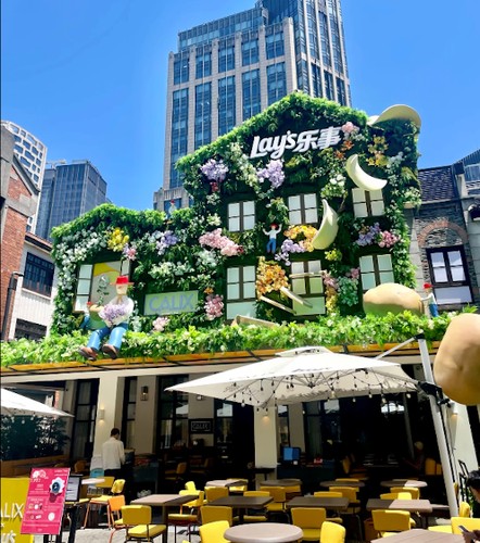 Lane-side cafes
